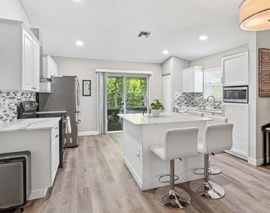110 Sunset Boulevard - Photo Thumbnail 7