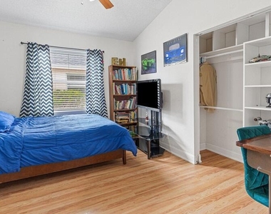 110 Sunset Boulevard - Photo Thumbnail 11