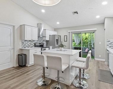 110 Sunset Boulevard - Photo Thumbnail 8