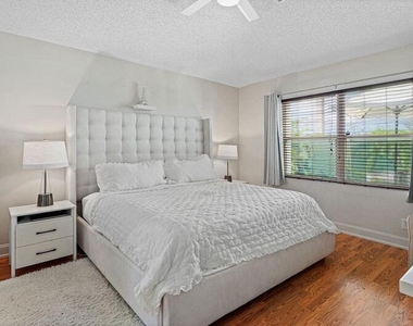 110 Sunset Boulevard - Photo Thumbnail 14