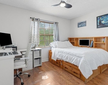 110 Sunset Boulevard - Photo Thumbnail 13