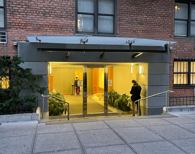 West 16th Street - Photo Thumbnail 13