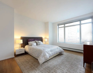East 59 Street - Photo Thumbnail 8
