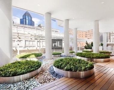 East 59 Street - Photo Thumbnail 2