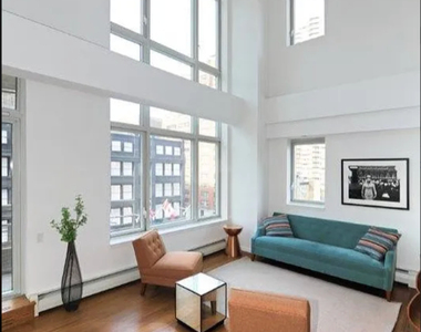 East 59 Street - Photo Thumbnail 5