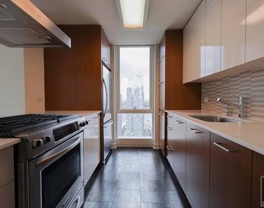 West 42nd Street - Photo Thumbnail 2