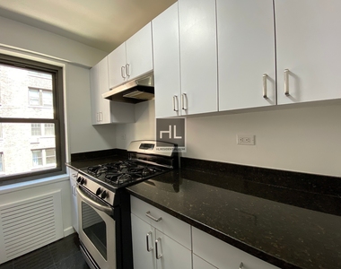 East 56 Street - Photo Thumbnail 3