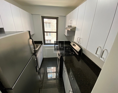 East 56 Street - Photo Thumbnail 4