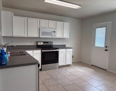 2711 Prairie Creek Drive - Photo Thumbnail 5