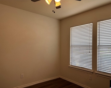 2711 Prairie Creek Drive - Photo Thumbnail 10