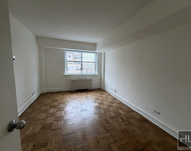 East 71st Street - Photo Thumbnail 5