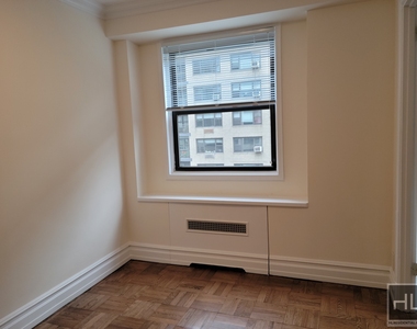 East 79 Street - Photo Thumbnail 3