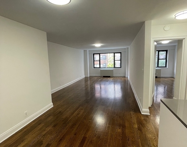 East 56 Street - Photo Thumbnail 4