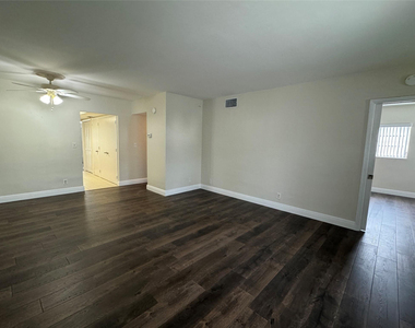 1060 Ne 23rd Terrace - Photo Thumbnail 4