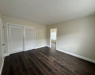 1060 Ne 23rd Terrace - Photo Thumbnail 18