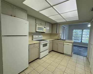 1060 Ne 23rd Terrace - Photo Thumbnail 6