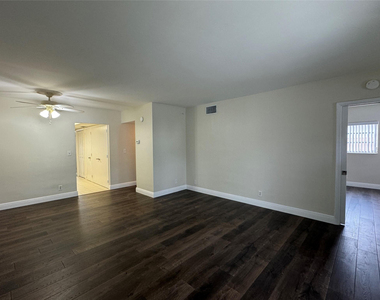 1060 Ne 23rd Terrace - Photo Thumbnail 3