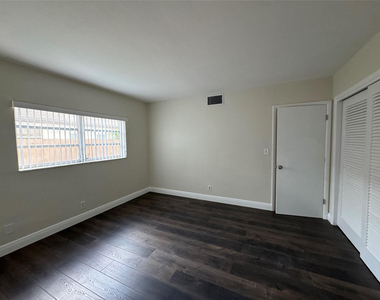 1060 Ne 23rd Terrace - Photo Thumbnail 10