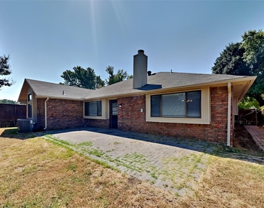 1804 Chatham Drive - Photo Thumbnail 16