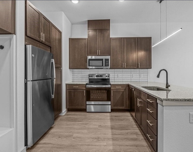 3120 E Park Row Drive - Photo Thumbnail 2