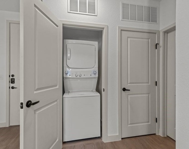 3120 E Park Row Drive - Photo Thumbnail 10