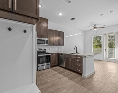 3120 E Park Row Drive - Photo Thumbnail 4