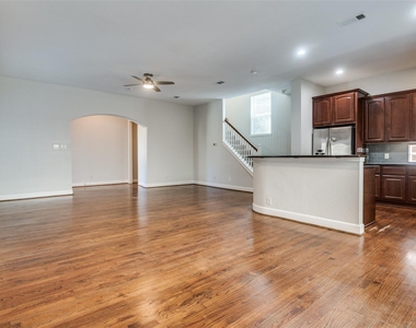 909 City Side Lane - Photo Thumbnail 2