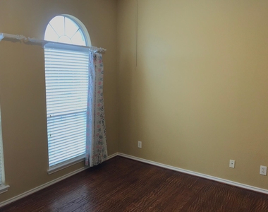 2605 Gull Lake Drive - Photo Thumbnail 4