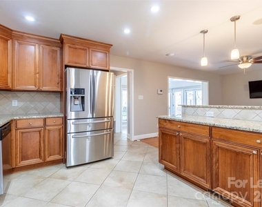 6618 Castlegate Drive - Photo Thumbnail 10