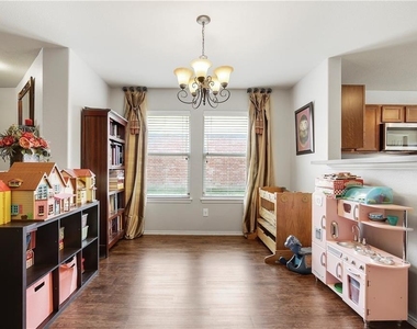 807 Windflower Drive - Photo Thumbnail 15
