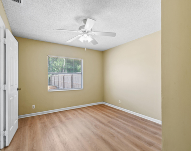 6126 Wauconda Way E - Photo Thumbnail 18