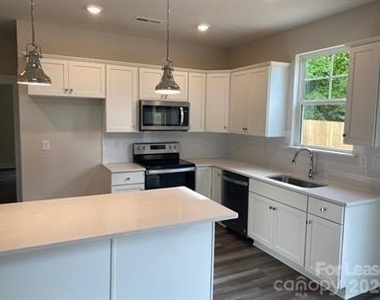 1009 Justice Avenue - Photo Thumbnail 2