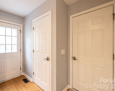 102 Seminole Court - Photo Thumbnail 8