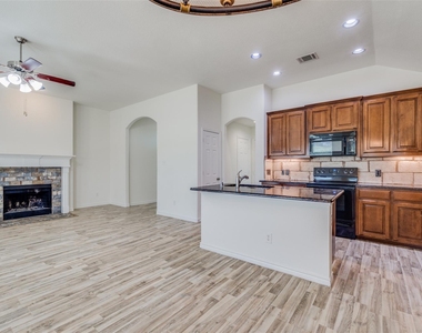 905 Meadowedge Lane - Photo Thumbnail 6
