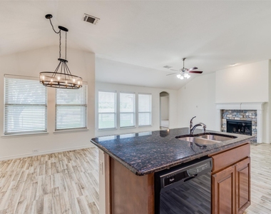 905 Meadowedge Lane - Photo Thumbnail 7