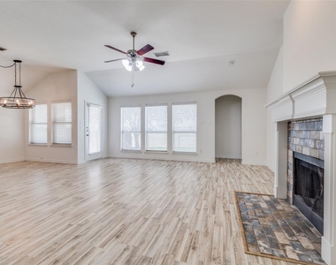 905 Meadowedge Lane - Photo Thumbnail 4