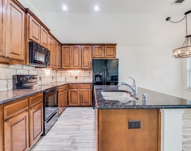 905 Meadowedge Lane - Photo Thumbnail 10