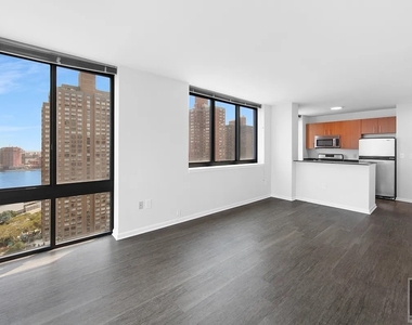 East 92nd Street - Photo Thumbnail 2