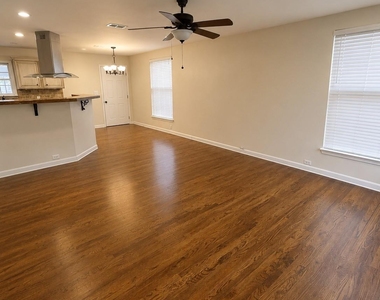 209 N 4th Street - Photo Thumbnail 3