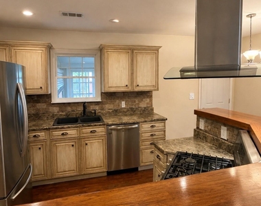 209 N 4th Street - Photo Thumbnail 5