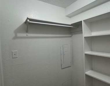 3100 Medina Street - Photo Thumbnail 7