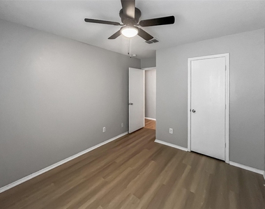 2325 Kingsway Drive - Photo Thumbnail 5