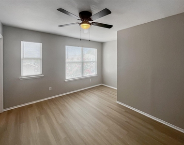 2325 Kingsway Drive - Photo Thumbnail 4