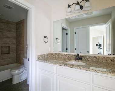 901 N Barrett Avenue - Photo Thumbnail 12