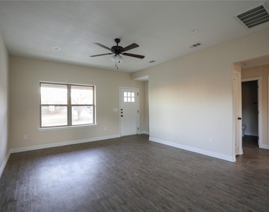 901 N Barrett Avenue - Photo Thumbnail 9