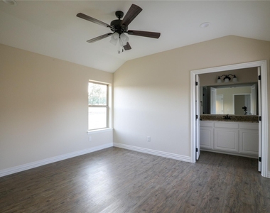 901 N Barrett Avenue - Photo Thumbnail 5