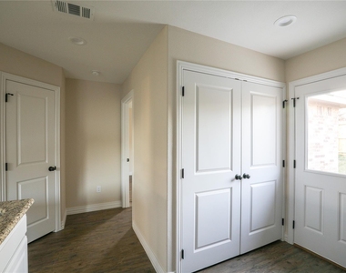901 N Barrett Avenue - Photo Thumbnail 6