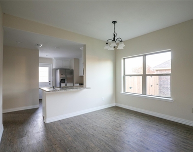 901 N Barrett Avenue - Photo Thumbnail 2