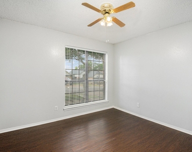10627 Tall Oak Drive - Photo Thumbnail 12