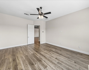 1073 Fleetwood Drive - Photo Thumbnail 7